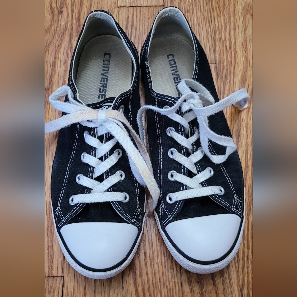 Black Women's Converse sneakers size 9